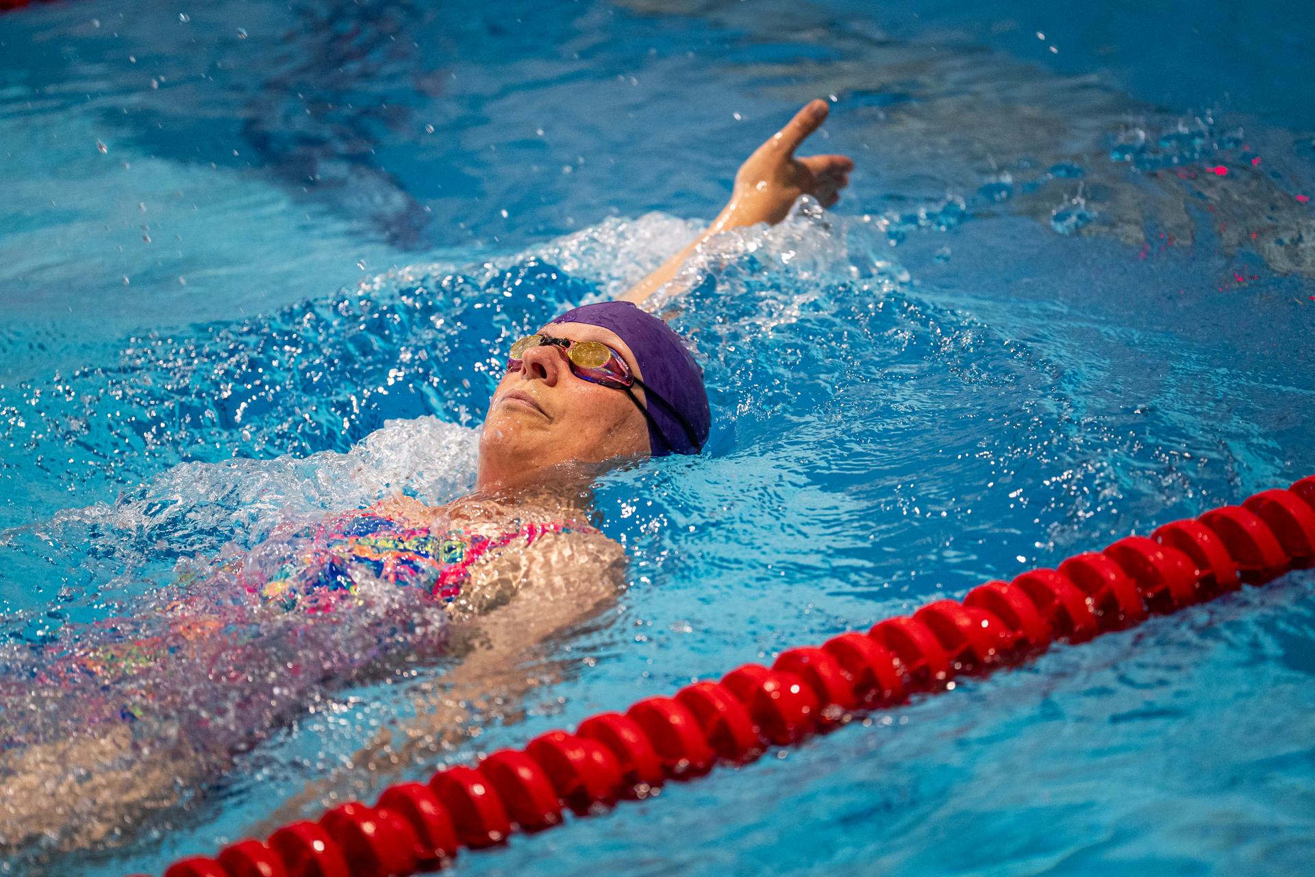 Baantjes zwemmen in het Helperzwembad tijdens de HelperSwim