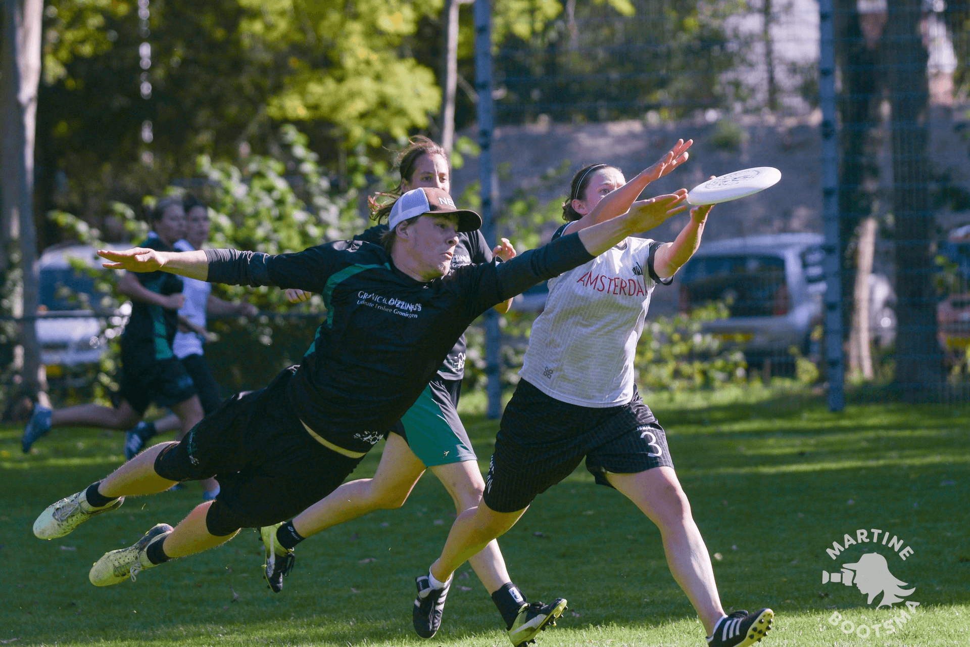 Johan van de Woude onderschept de frisbee.jpg