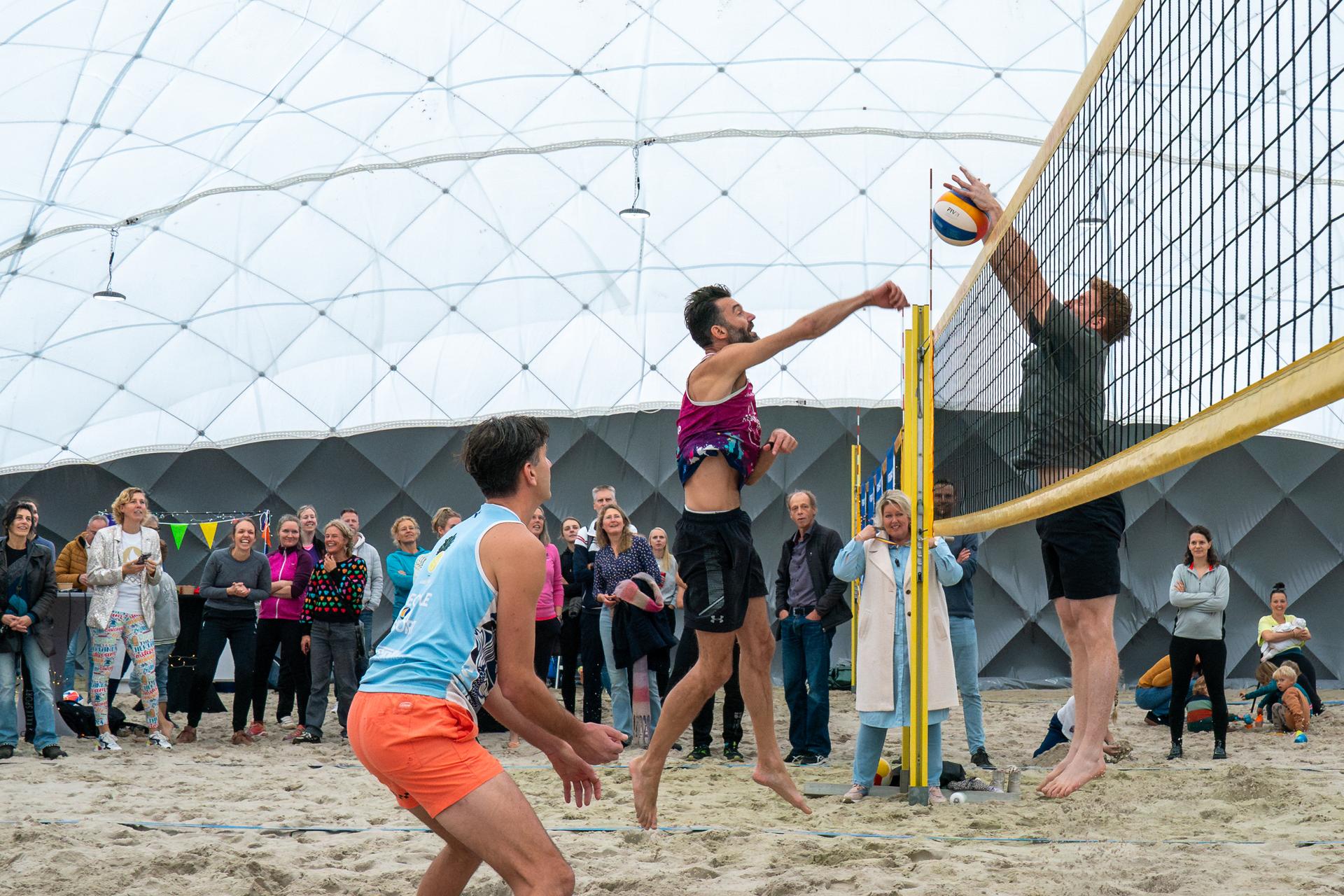 Inhuldiging van de beachvolleybalblaaskamer