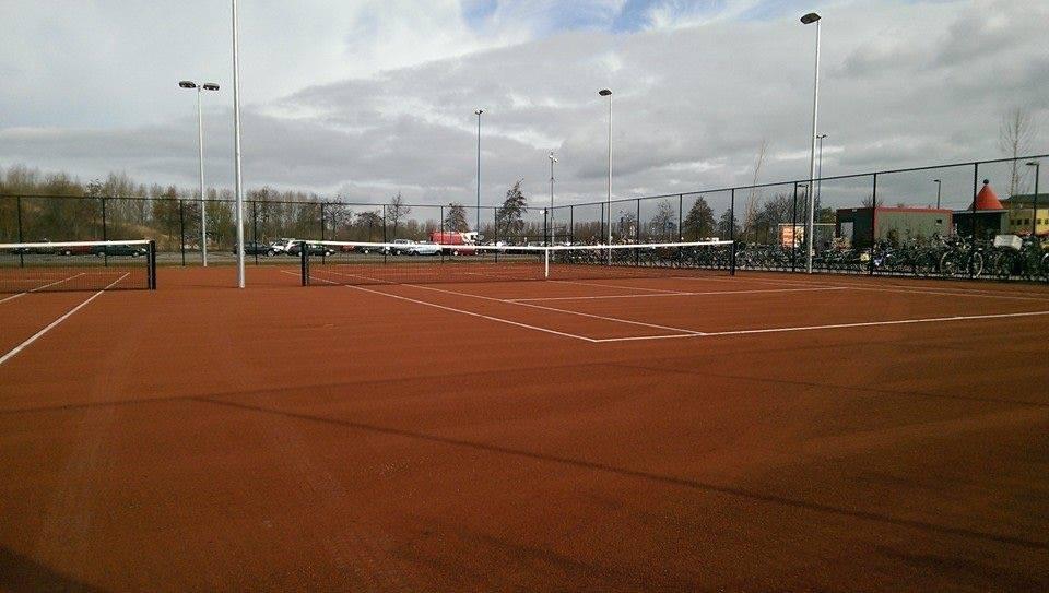 Binnen tennisbanen Kardinge