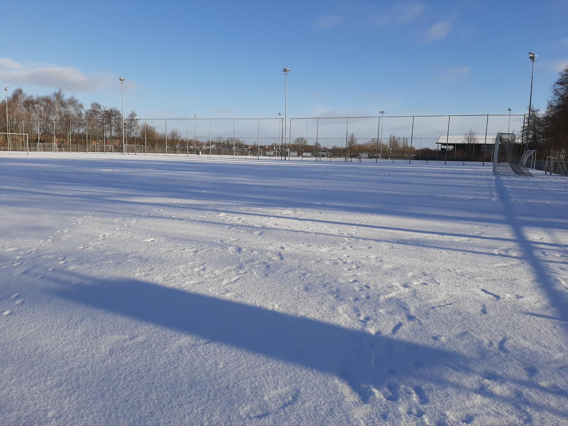 Sneeuw op sportvelden