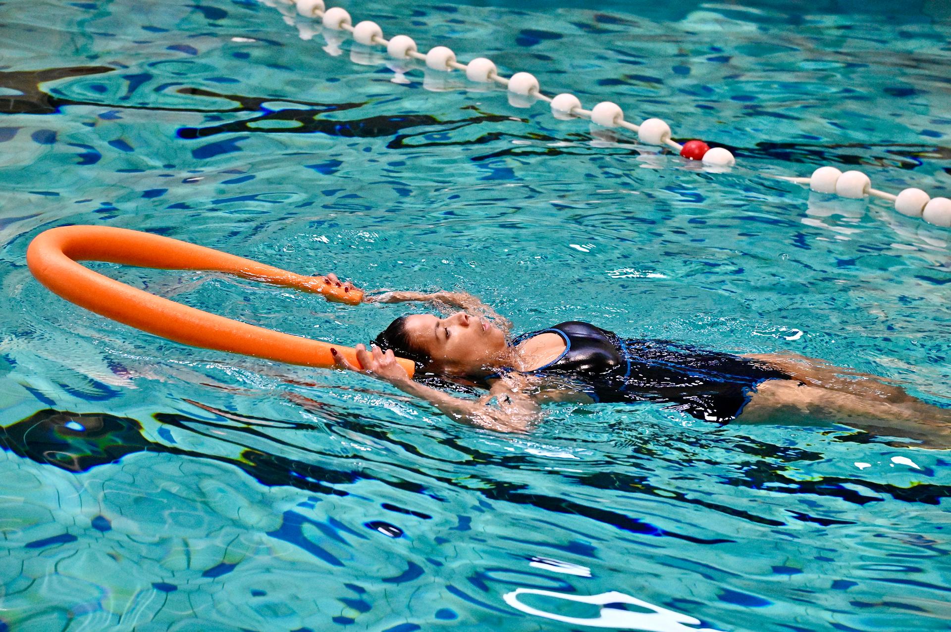 volwassen vrouw zwemles