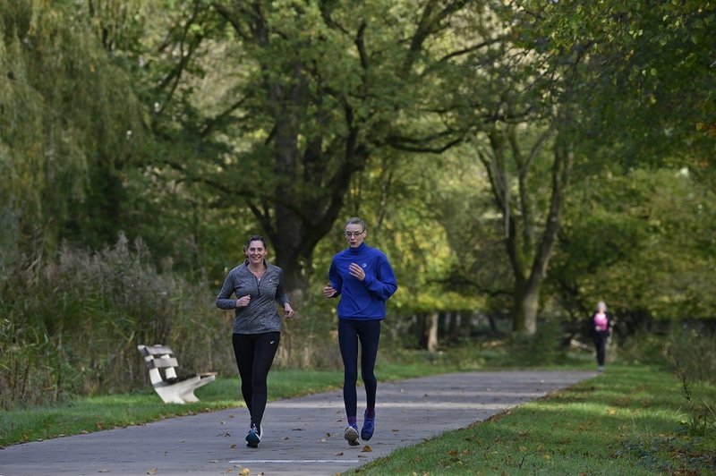 2 vrouwen rennen door het Stadspark in Groningen